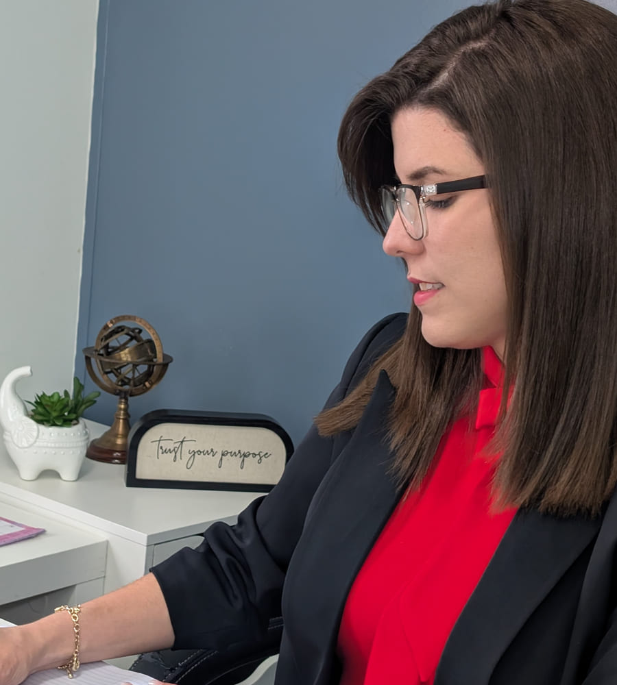 Heidy Novales Mauri, agente de seguros con licencia en Texas y Florida de Right Step, en su oficina de Austin, TX