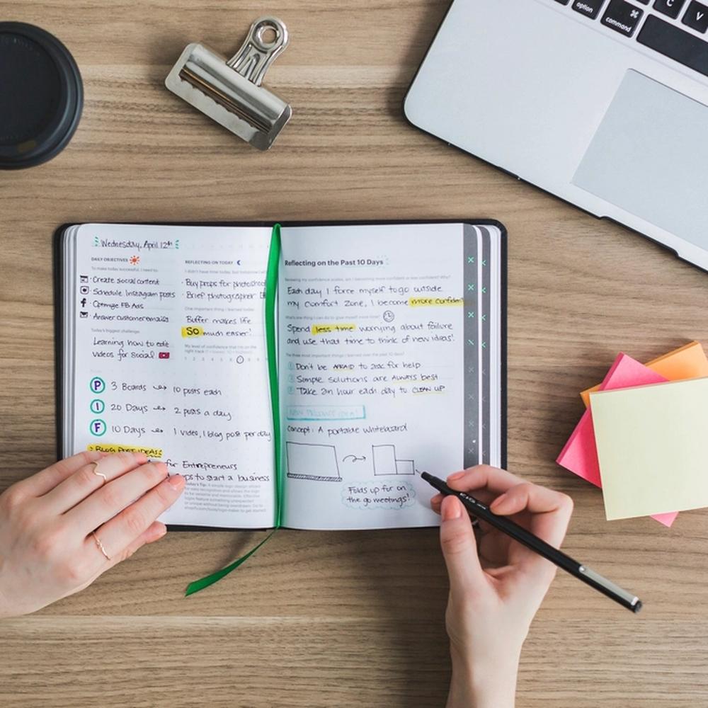 Escritorio con laptop, libreta y café para planificar la solicitud del ITIN ante el IRS