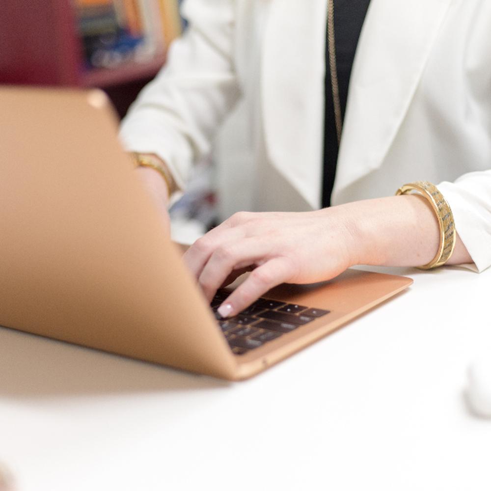 Persona trabajando en su laptop para gestionar su solicitud de ITIN en EE. UU.