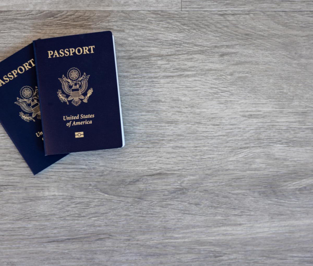 Pasaportes de Estados Unidos sobre un escritorio de madera, listos para tramitar un ITIN ante el IRS